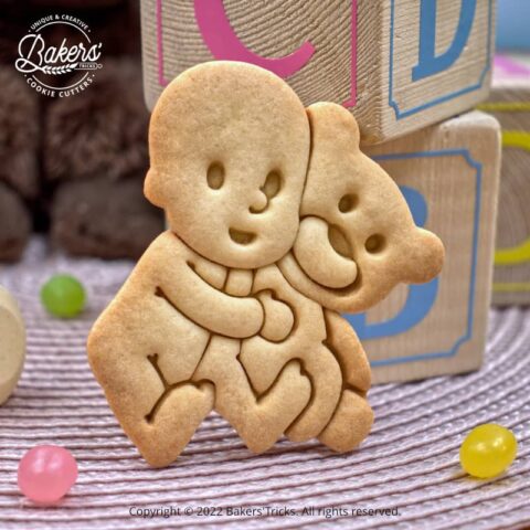 Emporte-pièce pour pâtisserie sur le thème des Bébés en forme de bébé avec ours en peluche