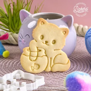 Biscuit sablé en forme de chat avec son aquarium réalisé avec l'emporte-pièce Bakers'Tricks.