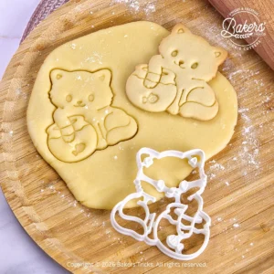 Pâte sablée découpée avec un emporte-pièce Bakers'Tricks et biscuit sablé en forme de chat avec son aquarium.