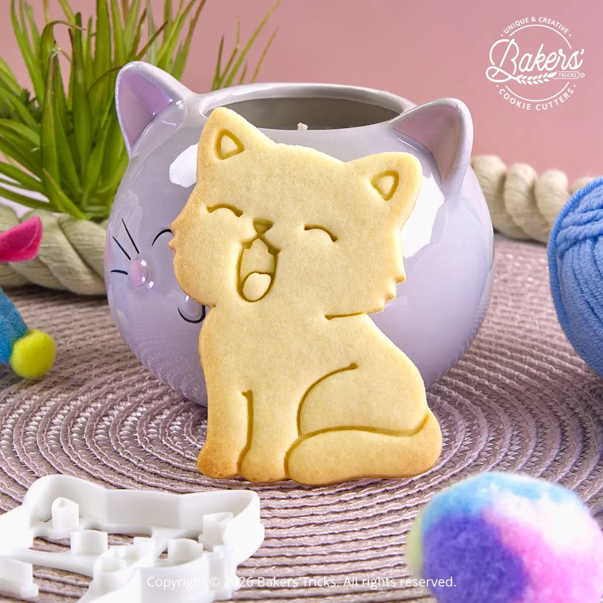 Biscuit sablé en forme de chat qui bâille réalisé avec l'emporte-pièce Bakers'Tricks.