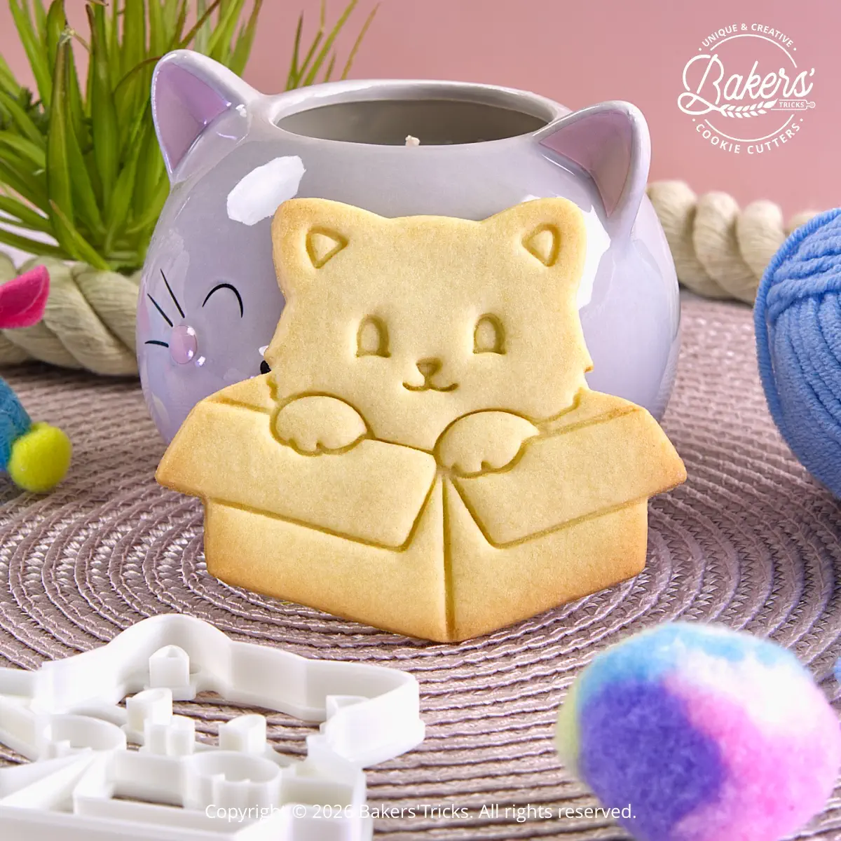 Biscuit sablé en forme de chat dans son carton réalisé avec l'emporte-pièce Bakers'Tricks.