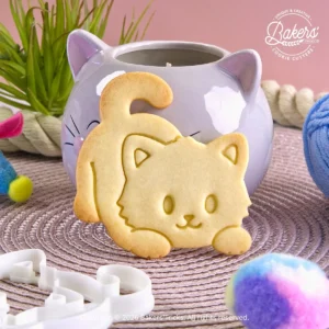 Biscuit sablé en forme de chat espiègle réalisé avec l'emporte-pièce Bakers'Tricks.