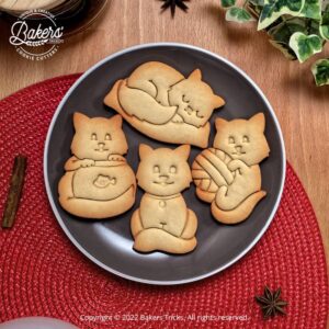 Emporte-pièces pour pâtisseries sur le thème des Chats en forme de chat avec poisson, chat qui dort, joue et est assis