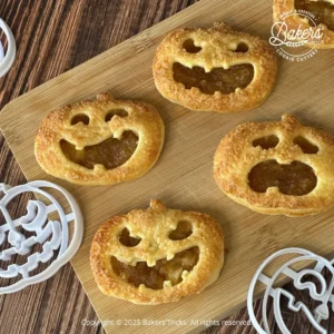 Feuilletés à la pomme en forme de citrouille d’Halloween réalisés avec un emporte-pièce Bakers’Tricks.