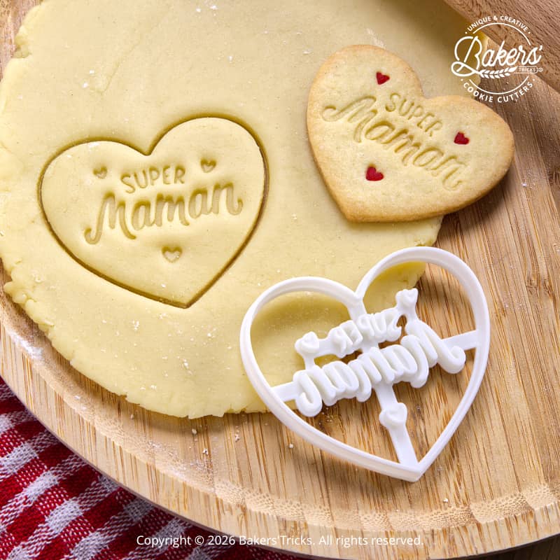 Emporte-pièce biscuit Super Maman Bakers’Tricks avec découpe en forme de cœur et inscription sur pâte sablée