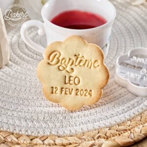 emporte pièce biscuit baptême fleur calligraphie, prénom et date personnalisées