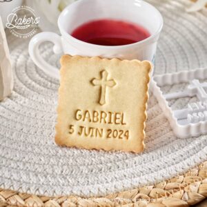 emporte-pièce biscuit baptême carré cannelé symbole croix, prénom et date personnalisées