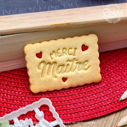 Biscuit Merci Maître réalisé avec un emporte-pièce personnalisé pour cadeau de fin d’année scolaire