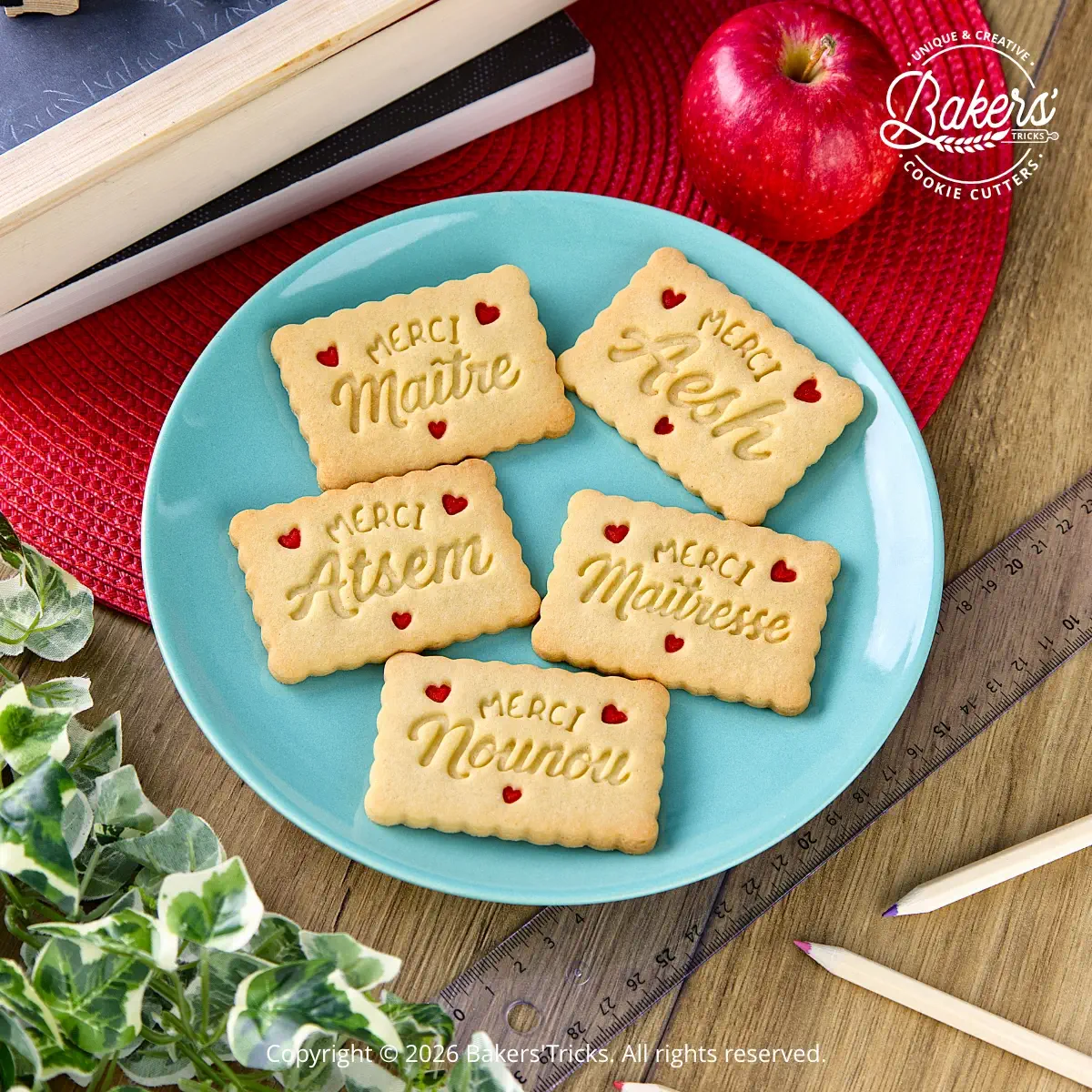 Personalized cookies featuring the French messages “Merci Maîtresse”, “Merci Maître”, “Merci ATSEM”, “Merci AESH” and “Merci Nounou” for end-of-school-year gifts.