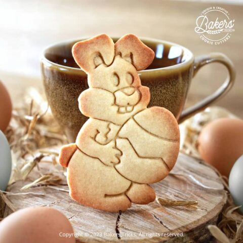 Emporte-pièce pour pâtisserie sur le thème de Pâques en forme de Lapin qui tient un oeuf de pâques