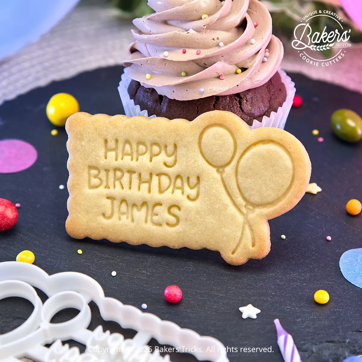 Emporte-pièce biscuit Happy Birthday personnalisé avec prénom. Modèle petit beurre avec ballons pour créer facilement des biscuits d’anniversaire maison. Fabriqué en France par Bakers’Tricks.