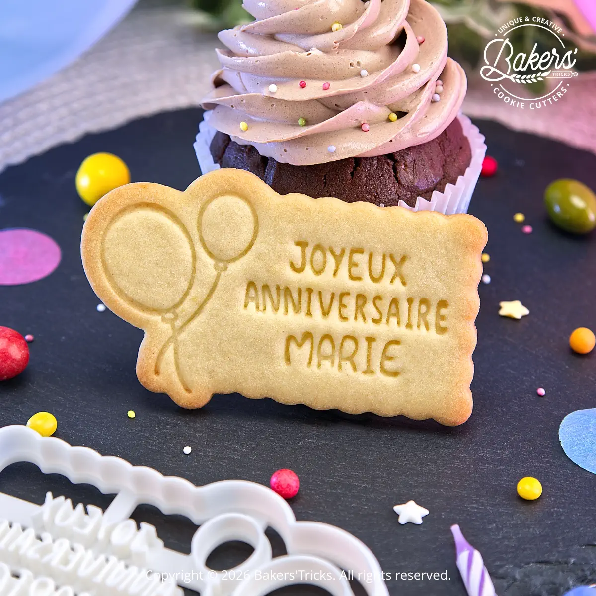 Emporte-pièce biscuit Joyeux Anniversaire personnalisé avec prénom. Modèle petit beurre avec ballons pour créer facilement des biscuits d’anniversaire maison personnalisés. Fabriqué en France par Bakers’Tricks.
