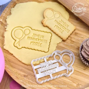 Emporte-pièce biscuit Joyeux Anniversaire personnalisé avec prénom. Photo montrant la découpe de la pâte sablée et le biscuit d’anniversaire maison fini avec motif ballons. Idéal pour créer facilement des biscuits personnalisés pour anniversaire.