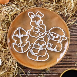 Emporte-pièces biscuits animaux de Pâques Bakers'Tricks avec poussin, lapin, poule et mouton présentés sur une assiette en céramique