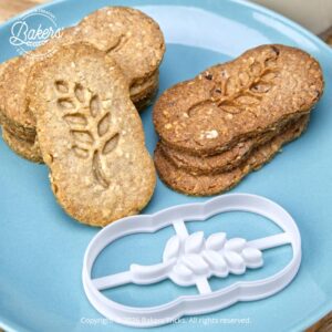 Biscuits céréales petit déjeuner goûter maison croustillants empilés avec emporte-pièce motif céréales Bakers’Tricks
