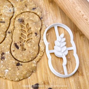 Découpe de biscuits petit déjeuner maison goûter avec emporte-pièce motif épi de blé sur pâte aux céréales