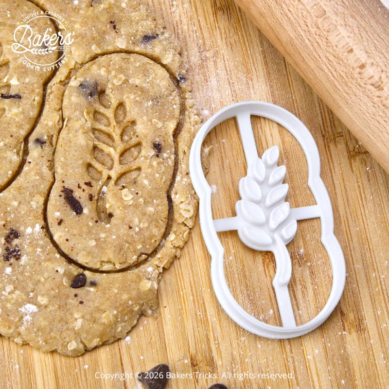Découpe de biscuits petit déjeuner maison goûter avec emporte-pièce motif épi de blé sur pâte aux céréales