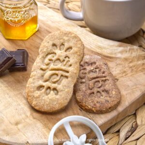Biscuits Goûter aux céréales faits maison avec emporte-pièce, servis avec café et chocolat pour une pause gourmande