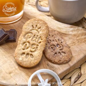 Biscuits Ptit Dej aux céréales faits maison avec emporte-pièce, servis avec café, jus d’orange et chocolat pour un petit-déjeuner gourmand
