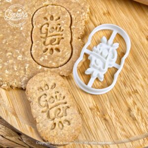 Emporte-pièce biscuit Goûter utilisé sur pâte aux céréales pour créer des biscuits goûter faits maison, avec empreinte visible et découpe nette
