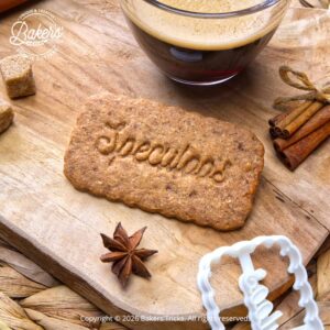 Emporte-pièce Spéculoos maison avec biscuit croustillant servi avec un café.