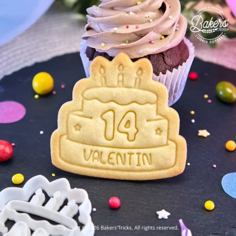 Personalized birthday cake cookie cutter with name, age and candle details, designed for homemade birthday cookies. Made in France by Bakers'Tricks®.