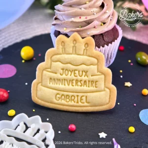 Emporte-pièce biscuit gâteau Joyeux anniversaire personnalisé avec prénom. Modèle en forme de gâteau avec bougies pour créer facilement des biscuits d’anniversaire maison personnalisés. Fabriqué en France par Bakers’Tricks.