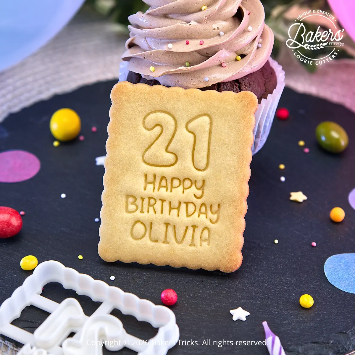 Biscuit petit beurre personnalisé Happy Birthday avec âge et prénom. Réalisé avec un emporte-pièce personnalisé Bakers’Tricks pour anniversaire.