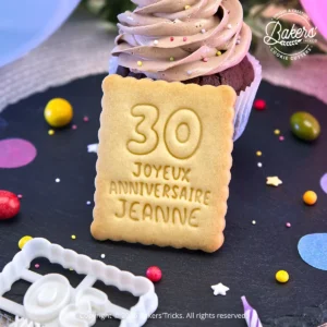 Biscuit petit beurre personnalisé Joyeux Anniversaire avec âge et prénom. Réalisé avec un emporte-pièce personnalisé Bakers’Tricks pour anniversaire.