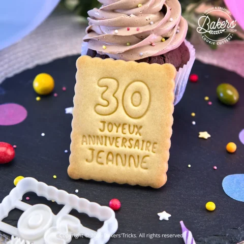 Biscuit petit beurre personnalisé Joyeux Anniversaire avec âge et prénom. Réalisé avec un emporte-pièce personnalisé Bakers’Tricks pour anniversaire.