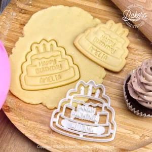 Emporte-pièce biscuit gâteau happy birthday personnalisé avec prénom. Découpe de pâte sablée avant cuisson et biscuit d’anniversaire maison fini en forme de gâteau avec bougies. Idéal pour créer des biscuits personnalisés pour anniversaire.