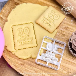 Emporte-pièce biscuit petit beurre Joyeux Anniversaire avec âge et prénom personnalisés. Photo montrant la découpe dans la pâte sablée, le biscuit après cuisson et l’emporte-pièce personnalisé pour anniversaire.
