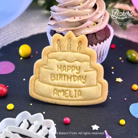 Emporte-pièce biscuit gâteau Happy Birthday personnalisé avec prénom. Modèle en forme de gâteau avec bougies pour créer facilement des biscuits d’anniversaire maison personnalisés. Fabriqué en France par Bakers’Tricks.