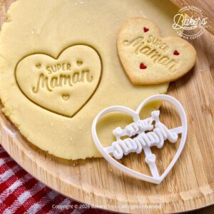 Emporte-pièce biscuit Super Maman Bakers’Tricks avec découpe en forme de cœur et inscription sur pâte sablée