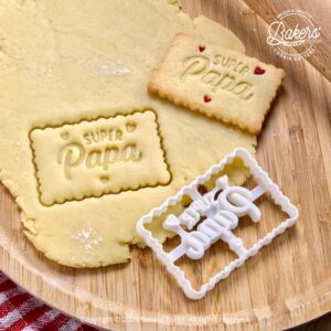 Emporte-pièce biscuit Super Papa Bakers’Tricks avec découpe rectangle festonnée et marquage sur pâte sablée