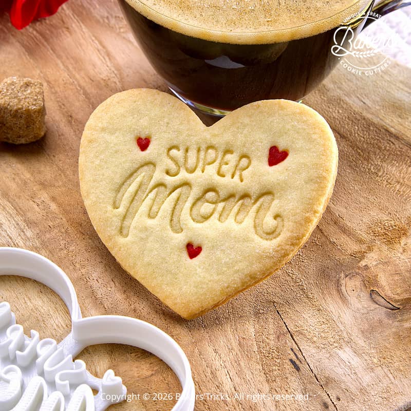 Biscuit cœur Super Mom réalisé avec un emporte-pièce Bakers’Tricks pour la fête des mères