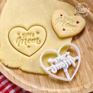 Emporte-pièce biscuit Super Mom en forme de cœur sur pâte sablée Bakers’Tricks