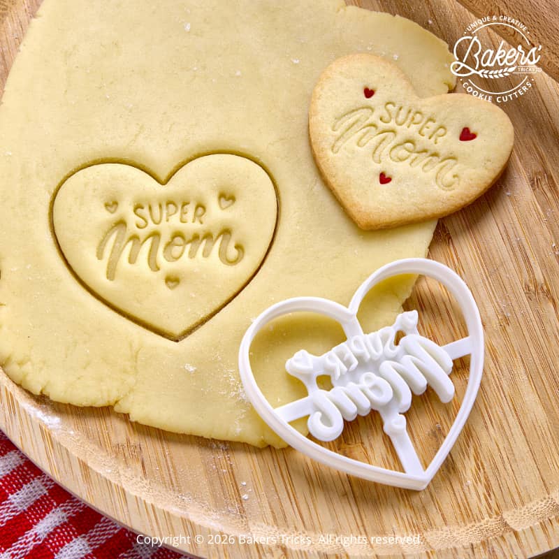 Emporte-pièce biscuit Super Mom en forme de cœur sur pâte sablée Bakers’Tricks