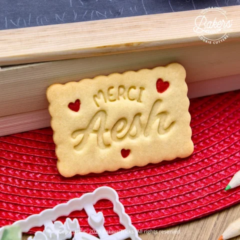 Emporte-pièce biscuit Merci AESH sur pâte sablée pour réaliser un cadeau de fin d’année scolaire personnalisé