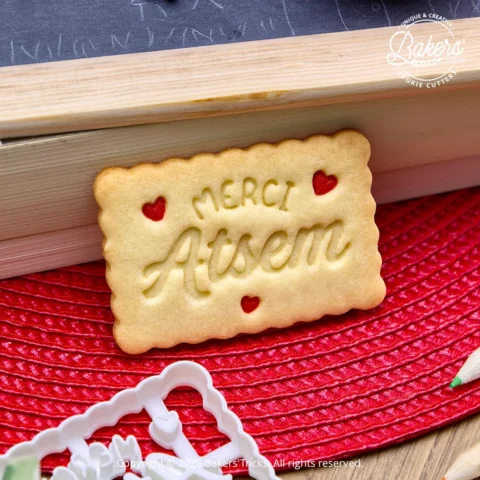 Emporte-pièce biscuit Merci ATSEM avec pâte sablée avant cuisson pour cadeau de fin d’année scolaire
