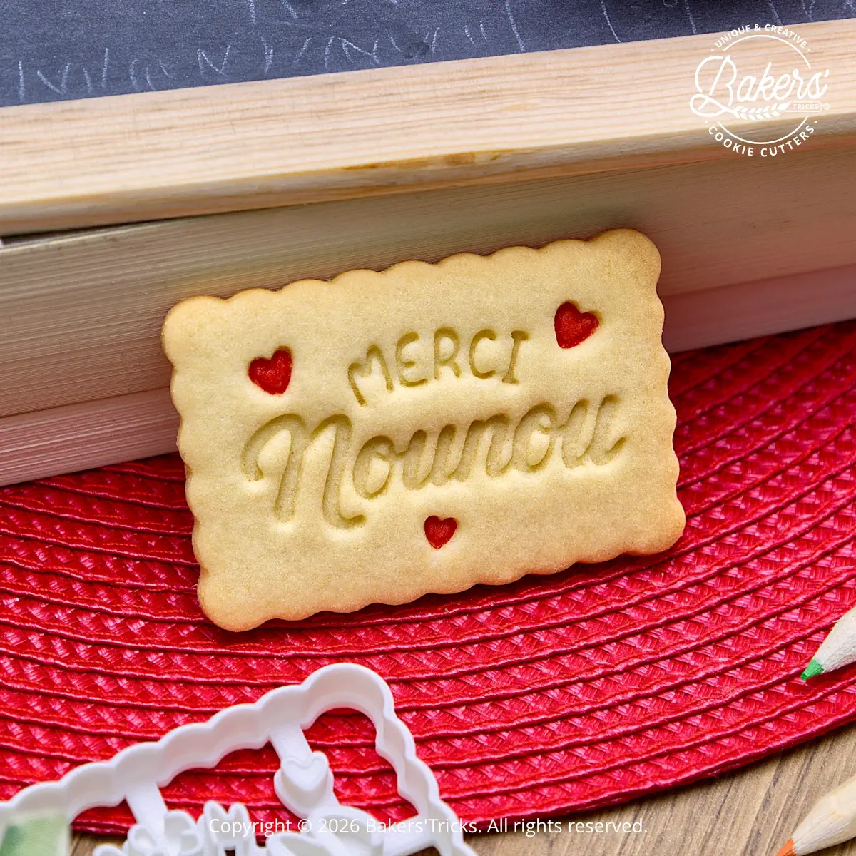 Emporte-pièce biscuit Merci Nounou avec pâte sablée avant cuisson pour cadeau de remerciement