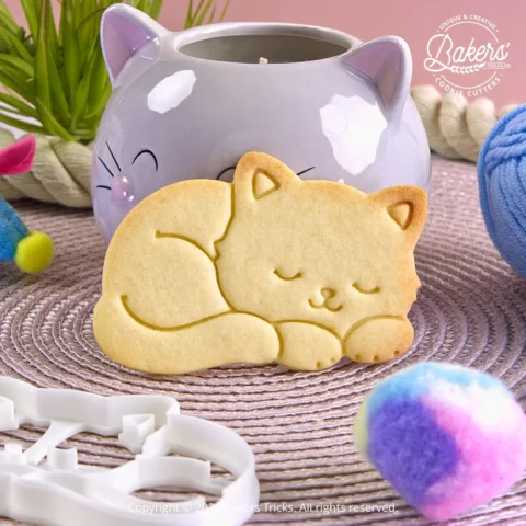 Biscuit sablé en forme de chat endormi réalisé avec l'emporte-pièce Bakers'Tricks.