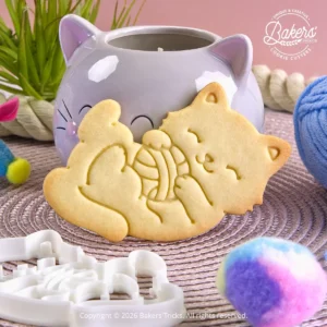 Biscuit sablé en forme de chat avec sa pelote de laine réalisé avec l'emporte-pièce Bakers'Tricks.