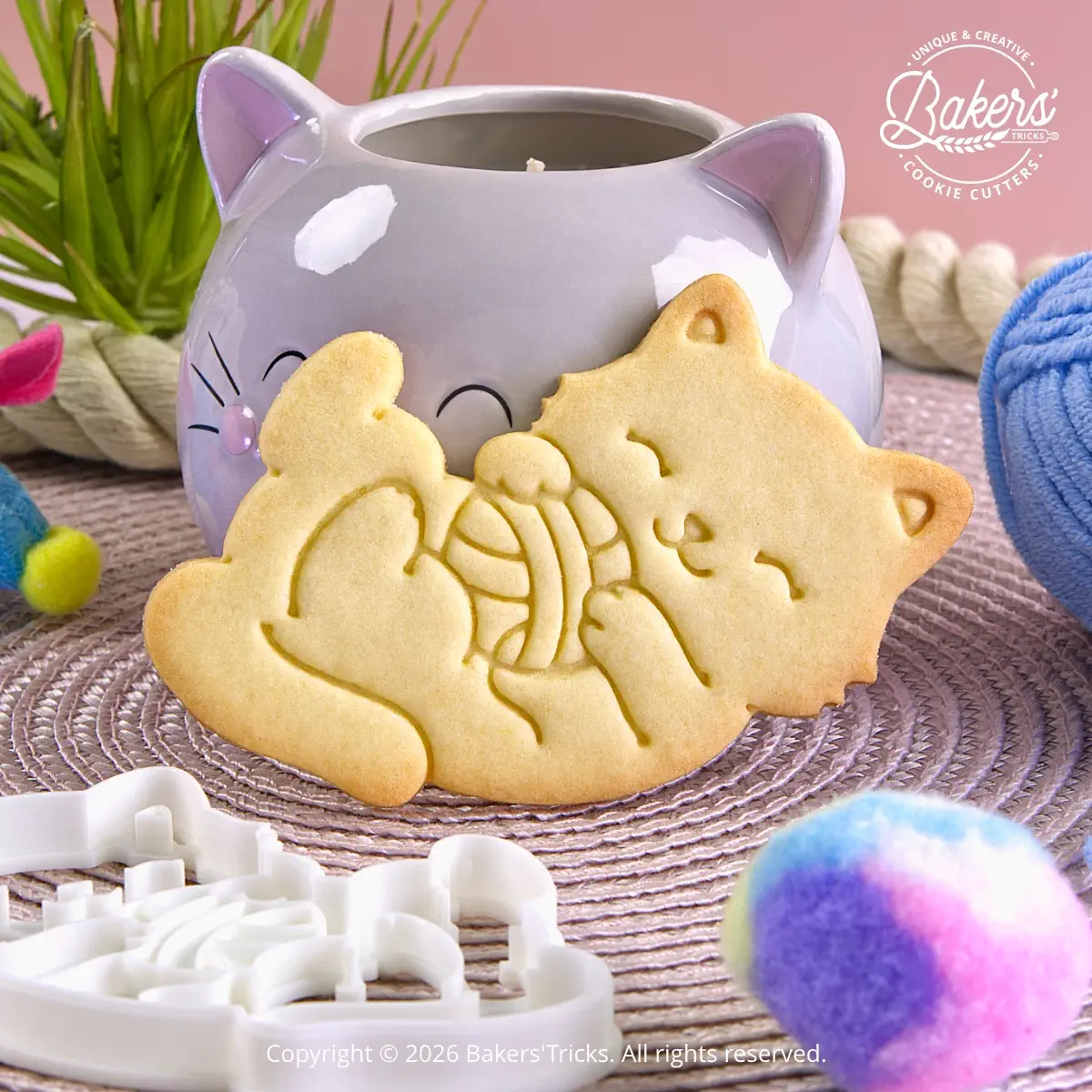 Biscuit sablé en forme de chat avec sa pelote de laine réalisé avec l'emporte-pièce Bakers'Tricks.