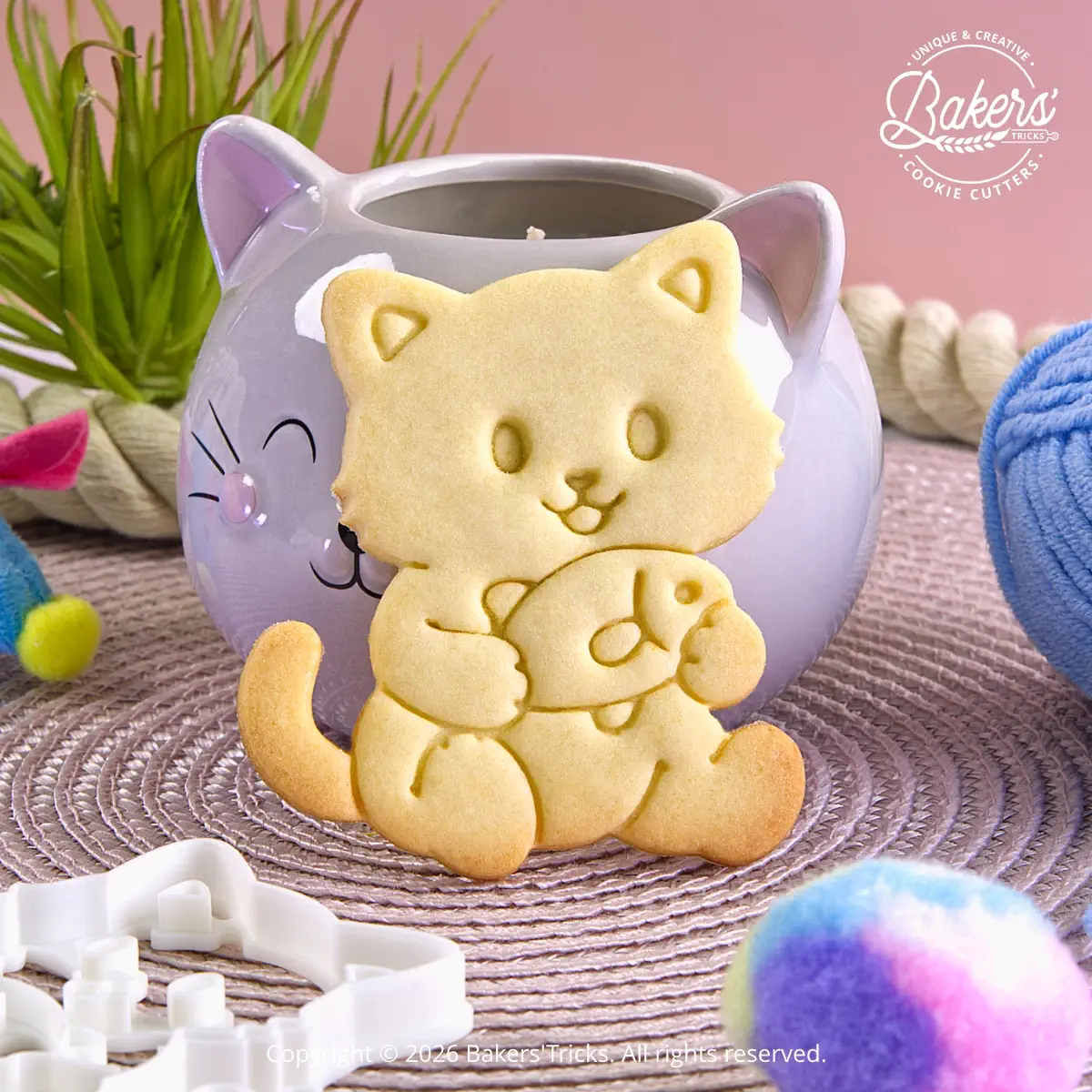 Biscuit sablé en forme de chat avec son poisson réalisé avec l'emporte-pièce Bakers'Tricks.