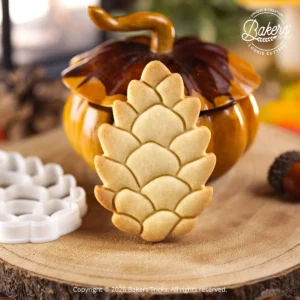 Biscuit sablé en forme de pomme de pin réalisé avec l'emporte-pièce Bakers'Tricks.